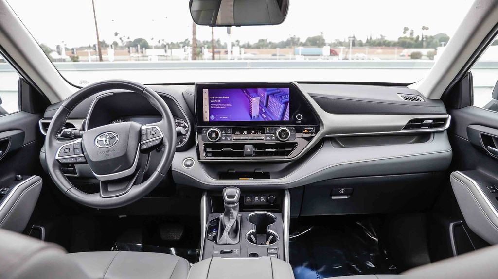 Used 2024 Toyota Highlander XLE AWD/4WD image 15