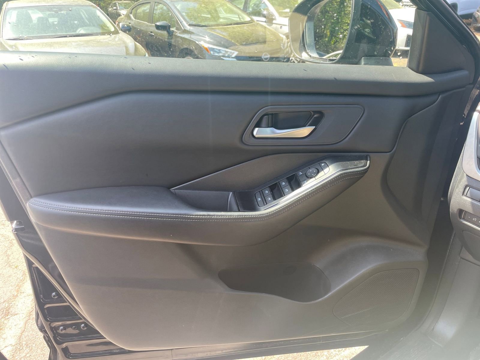 Used 2025 Nissan Rogue SV image 18