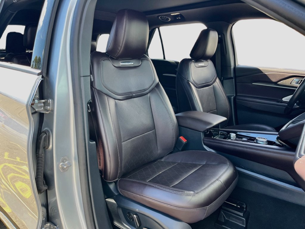 Used 2025 Ford Explorer Platinum AWD/4WD image 30