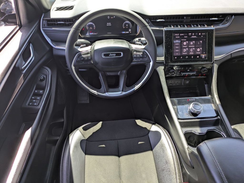 Used 2025 Jeep Grand Cherokee Altitude AWD/4WD image 24