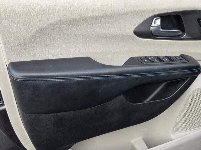 Used 2021 Chrysler Pacifica Touring-L image 12
