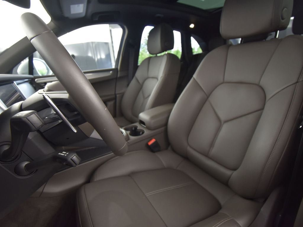 Used 2025 Porsche Macan AWD/4WD image 5