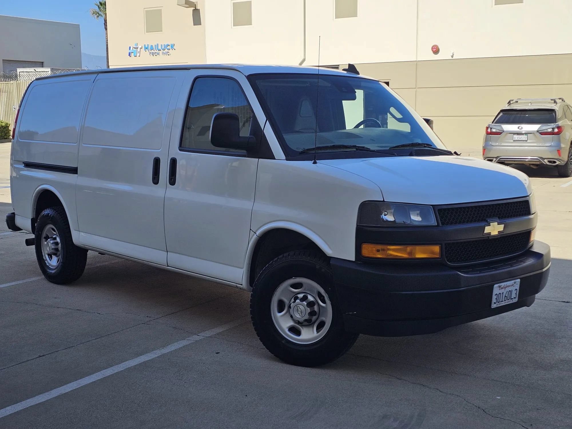 Used 2021 Chevrolet Express 3500 w/ Driver Convenience Package RWD image 3