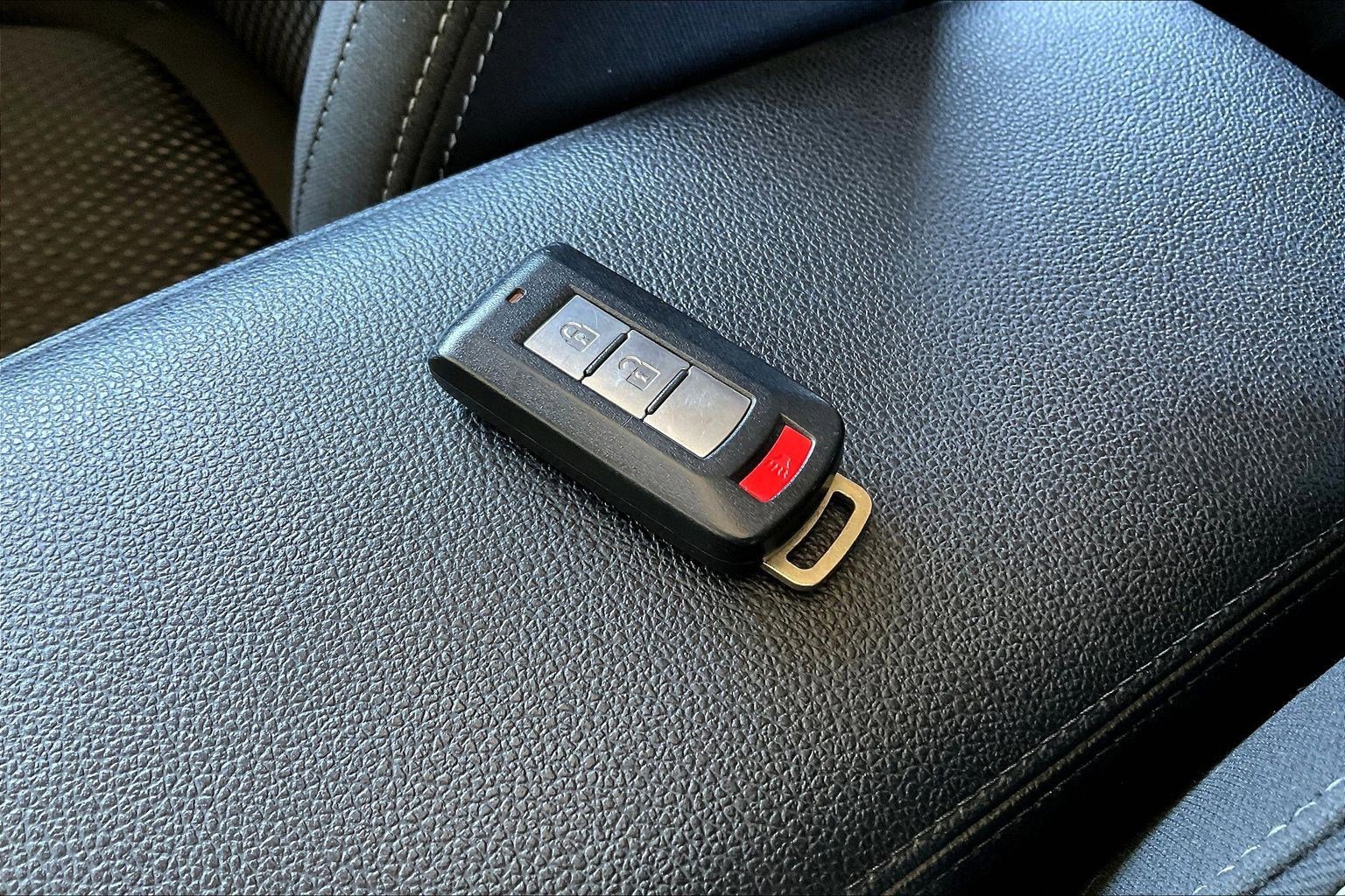 Used 2017 Mitsubishi Outlander SE image 32