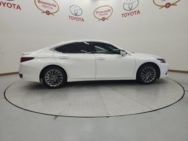 Used 2025 Lexus ES 300h Ultra Luxury FWD image 3