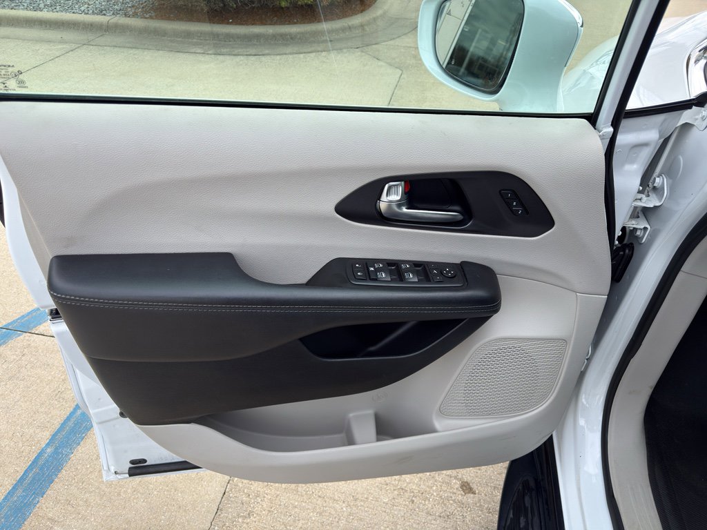 Used 2020 Chrysler Pacifica Limited w/ Advanced Safetytec Group image 13