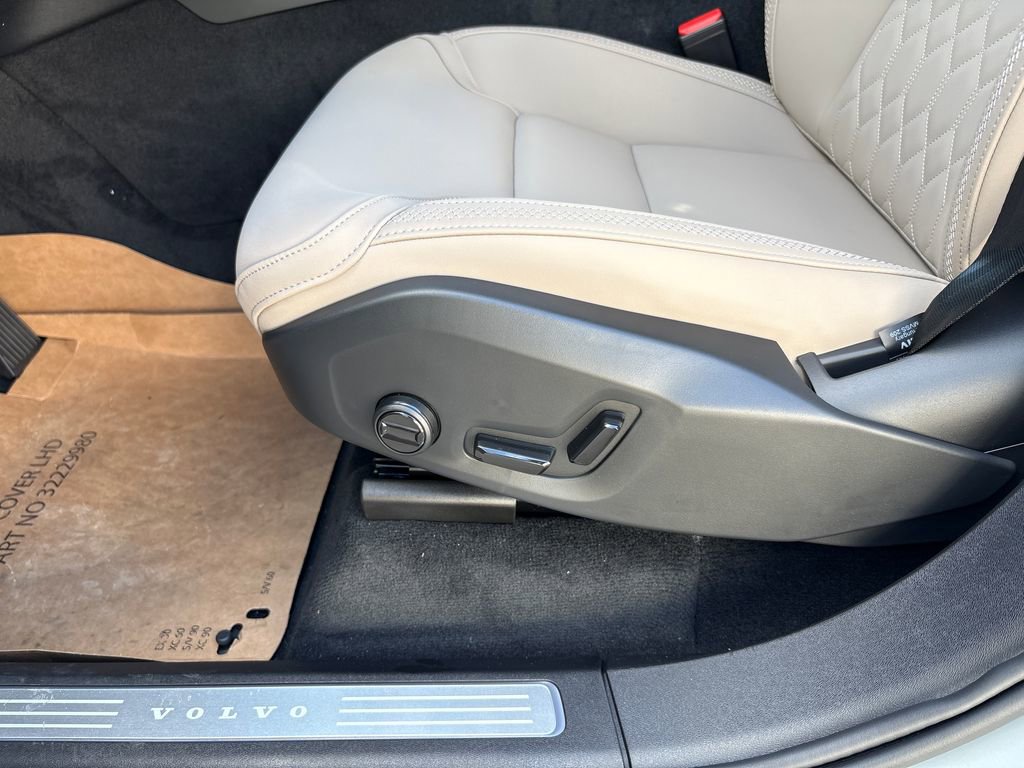 New 2026 Volvo XC90 B6 Plus w/ Protection Package Premier image 7