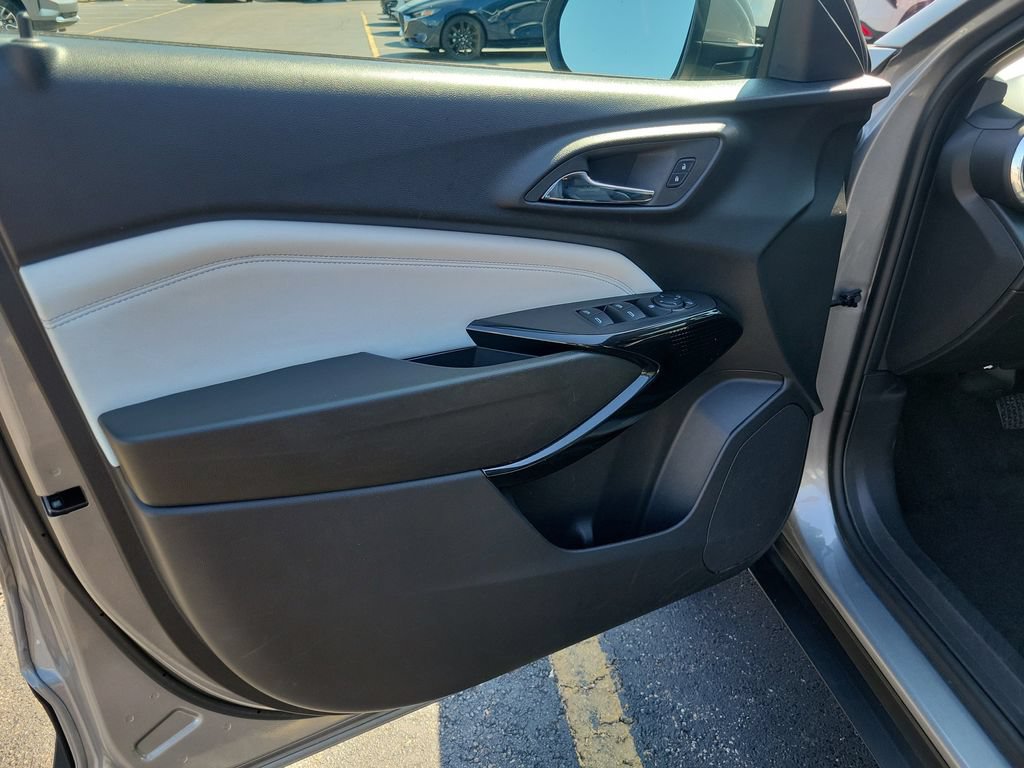 Used 2025 Chevrolet Trax LT FWD image 24