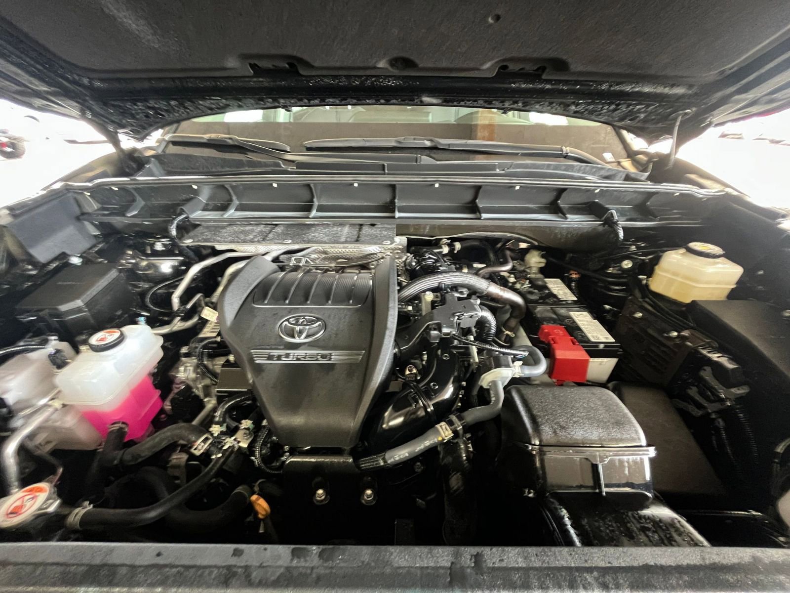Used 2025 Toyota Highlander LE FWD image 34