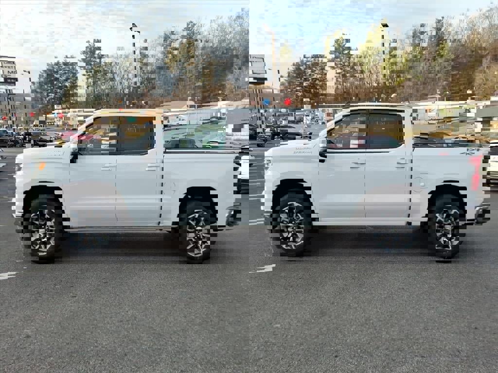 Used 2025 Chevrolet Silverado 1500 LT image 2