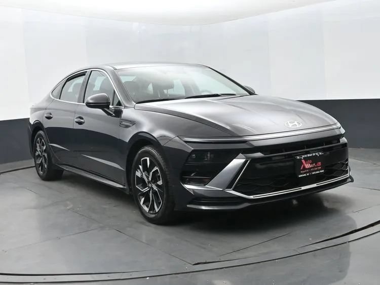 Used 2024 Hyundai Sonata SEL FWD image 2