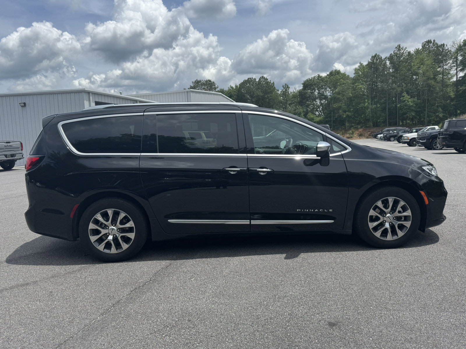 Used 2024 Chrysler Pacifica Pinnacle FWD image 4