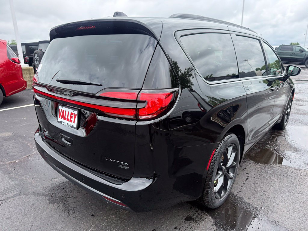 New 2027 Chrysler Pacifica Limited w/ Family Tech Group AWD/4WD image 3