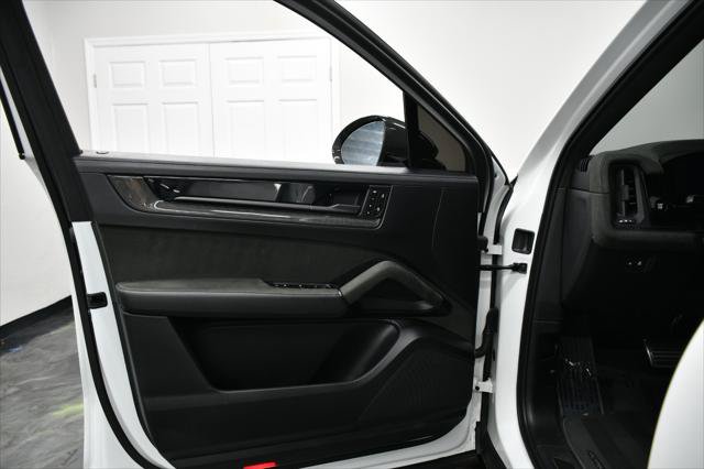 Used 2024 Porsche Cayenne Turbo GT AWD/4WD image 36