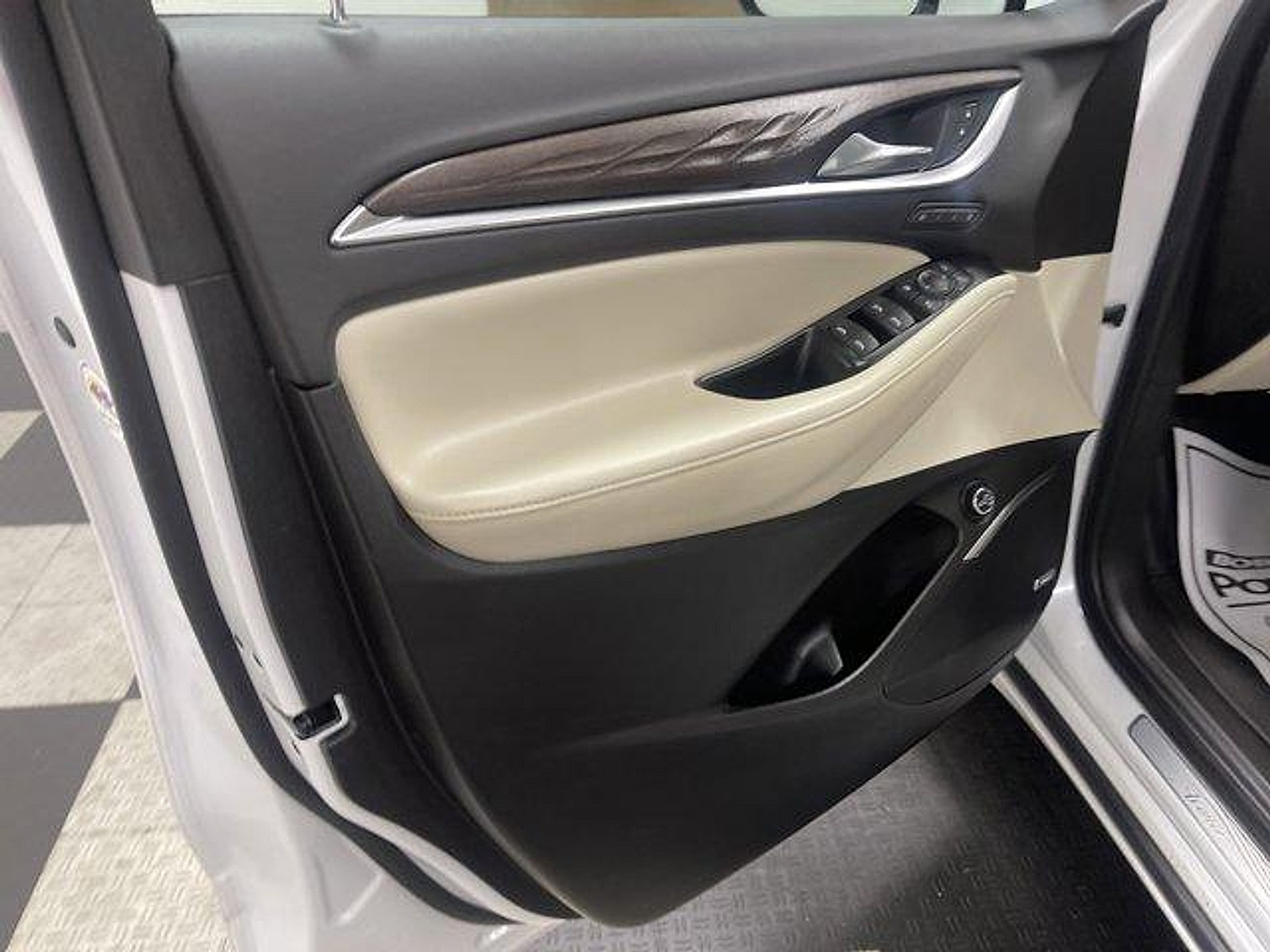 Used 2023 Buick Enclave Avenir w/ Avenir Technology Package AWD/4WD image 8
