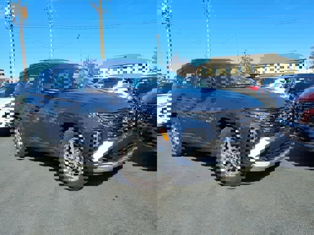 Used 2025 Hyundai Tucson SE image 1