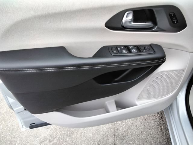 Used 2024 Chrysler Pacifica Touring-L image 29