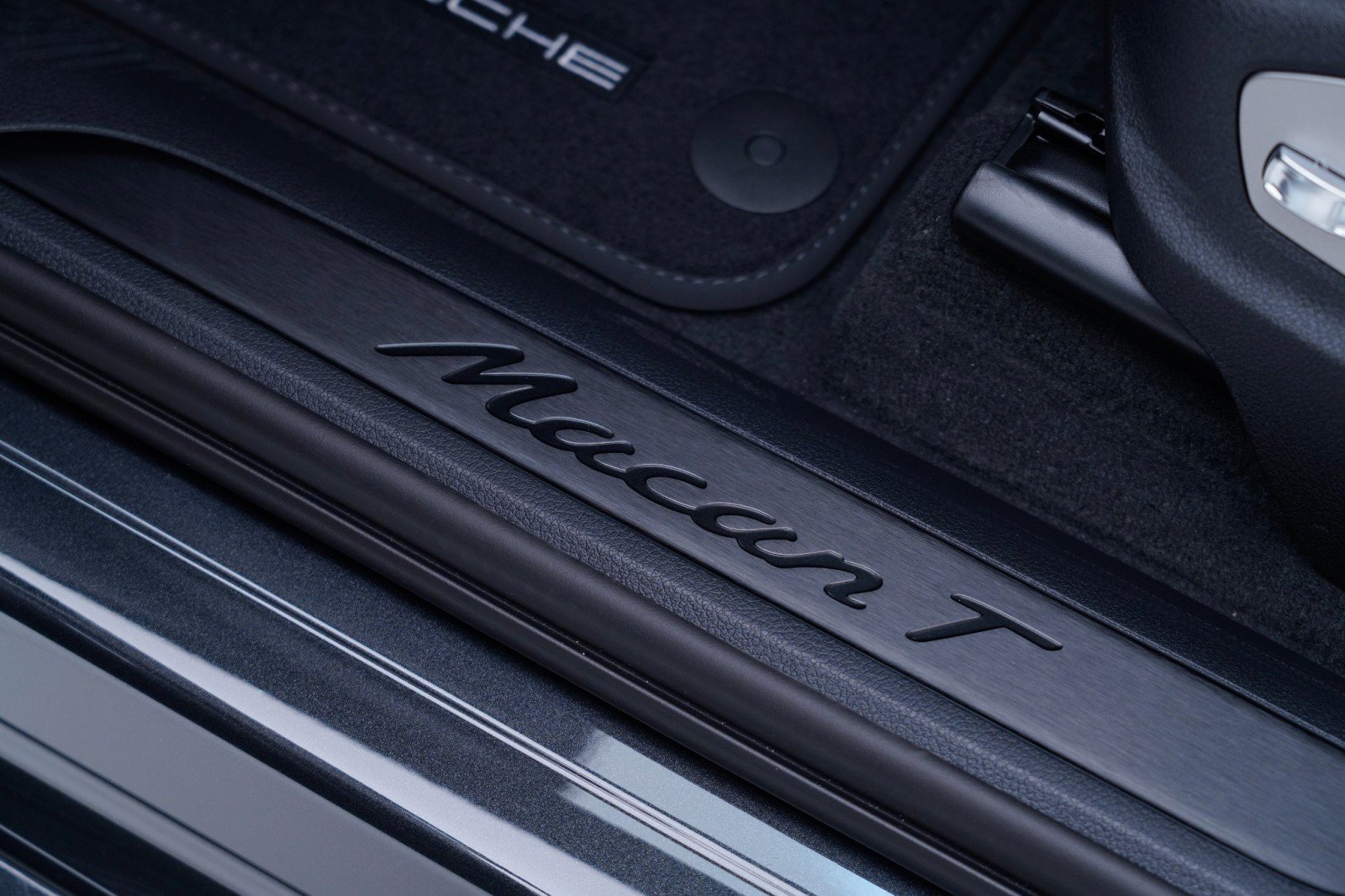 Certified 2026 Porsche Macan Turbo AWD/4WD image 14