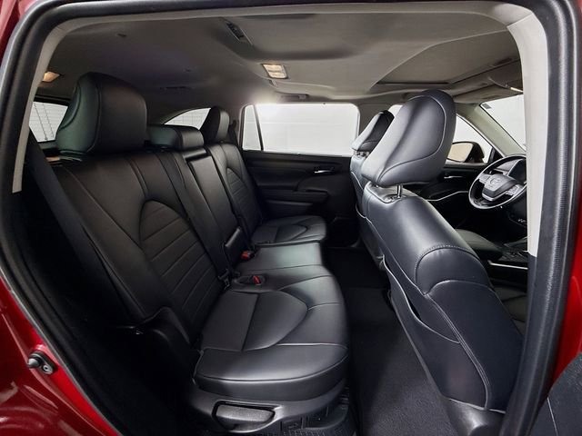 Used 2022 Toyota Highlander XLE image 28