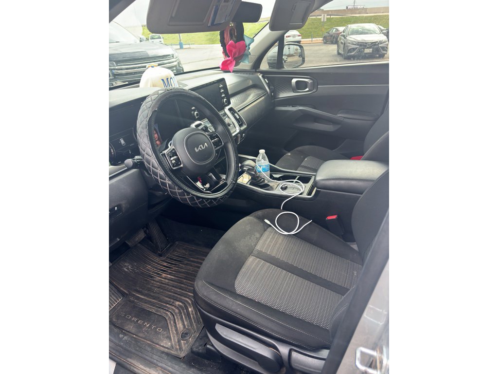 Used 2022 Kia Sorento LX image 9