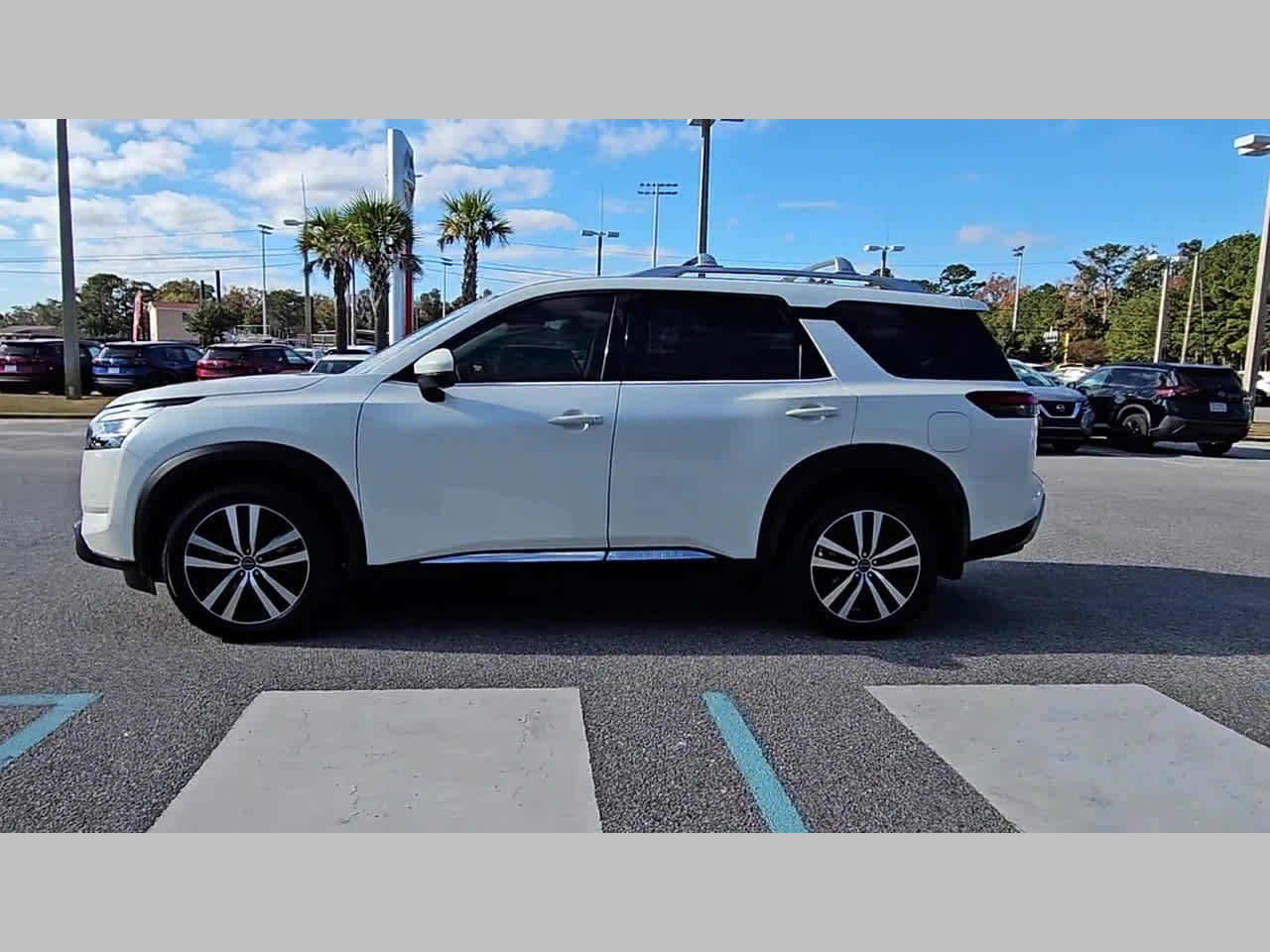 Used 2024 Nissan Pathfinder Platinum w/ Cargo Package image 27