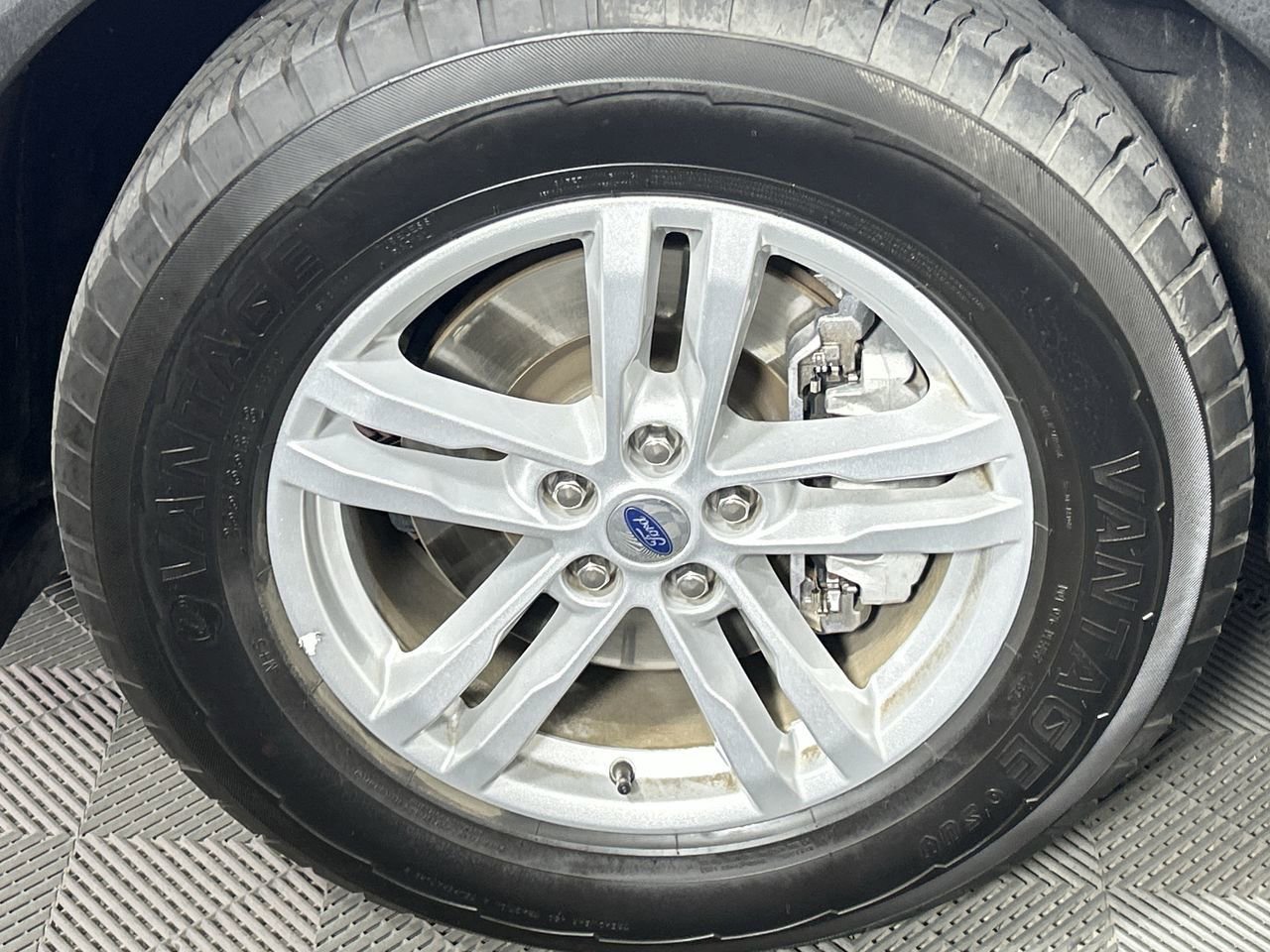 Used 2024 Ford Explorer XLT w/ Equipment Group 202A RWD image 9