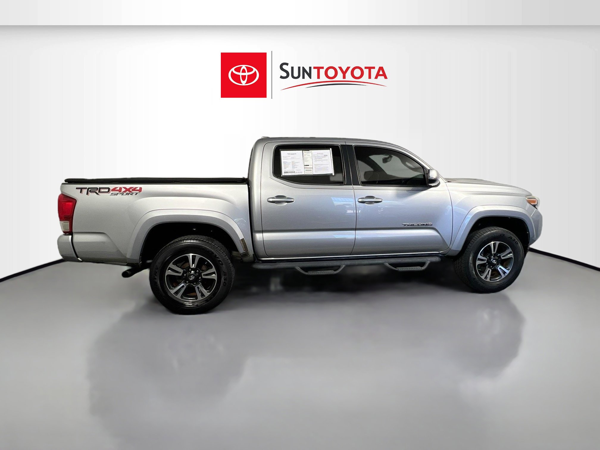 Used 2017 Toyota Tacoma TRD Sport w/ Tow Package (A/T) image 2