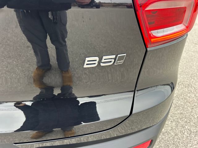 Used 2024 Volvo XC40 B5 Core image 45