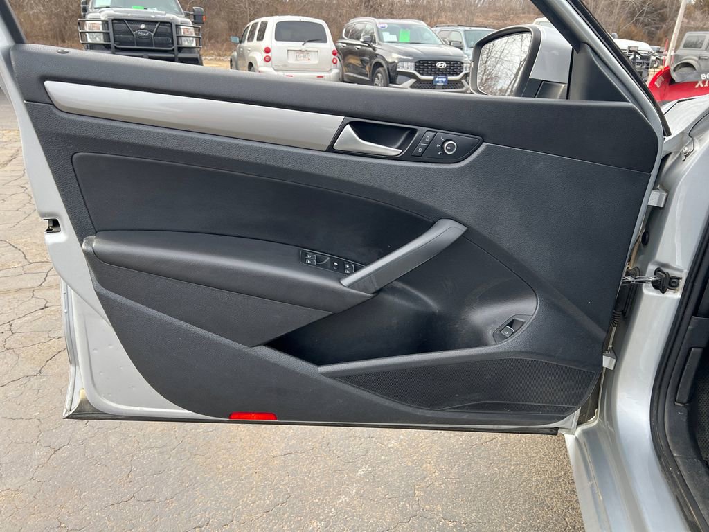 Used 2013 Volkswagen Passat 2.5 S image 11