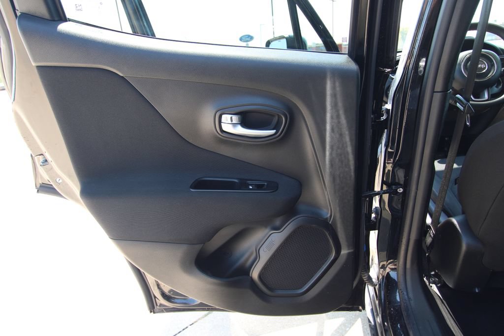 Used 2021 Jeep Renegade Latitude w/ Luxury Group I AWD/4WD image 39