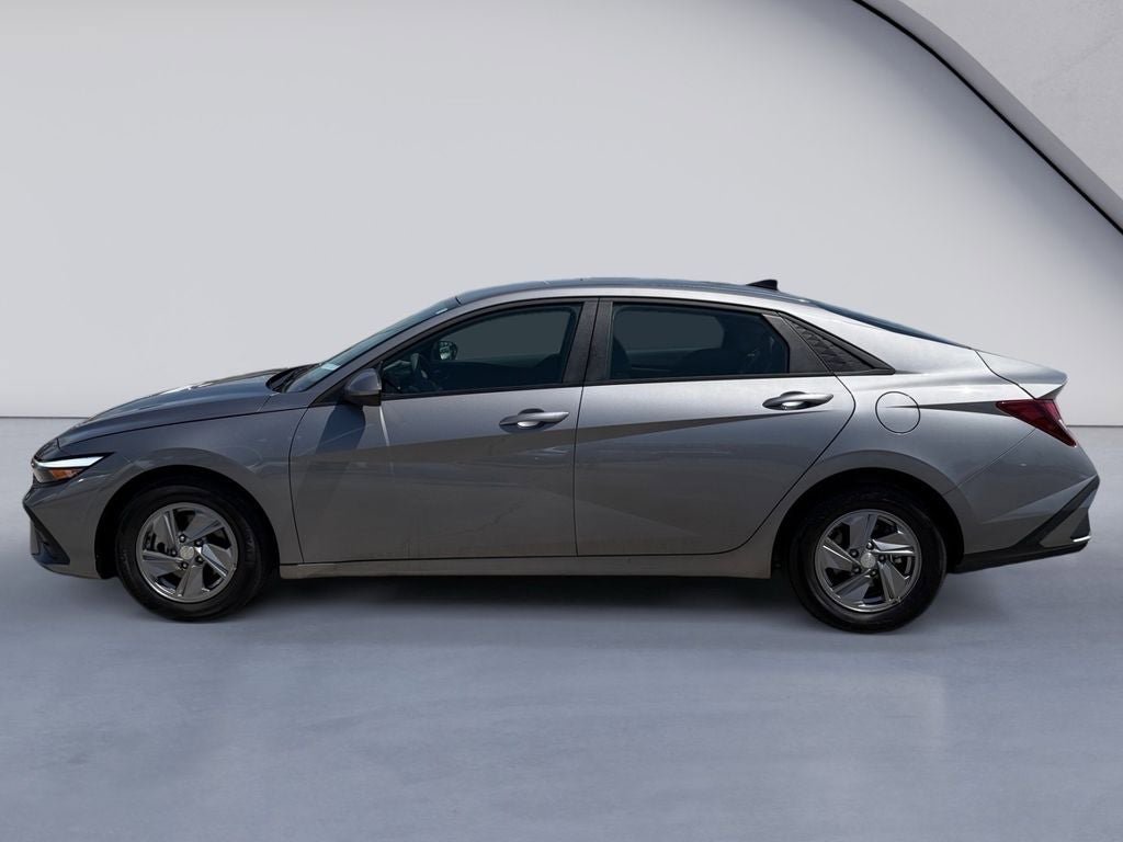 Used 2024 Hyundai Elantra SE FWD image 2