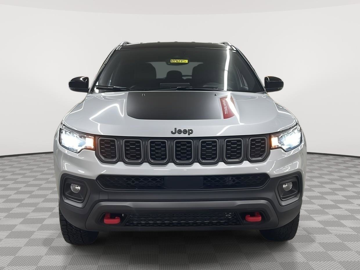 Used 2025 Jeep Compass Trailhawk video 2