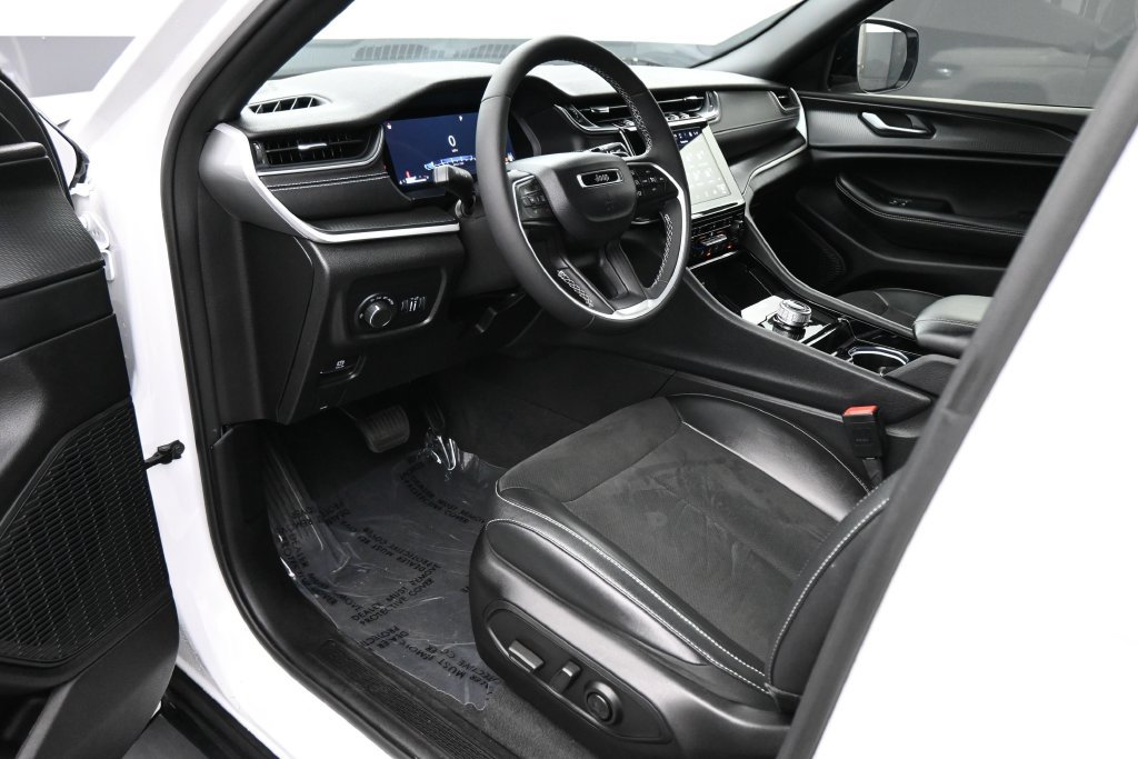 Used 2023 Jeep Grand Cherokee Altitude RWD image 2