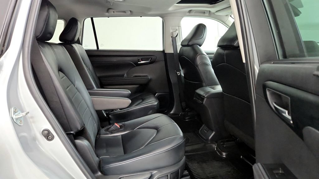 Certified 2024 Toyota Highlander XLE AWD/4WD image 18