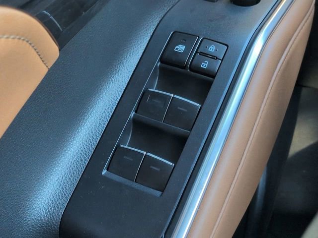 Used 2023 Toyota Highlander Platinum FWD image 25