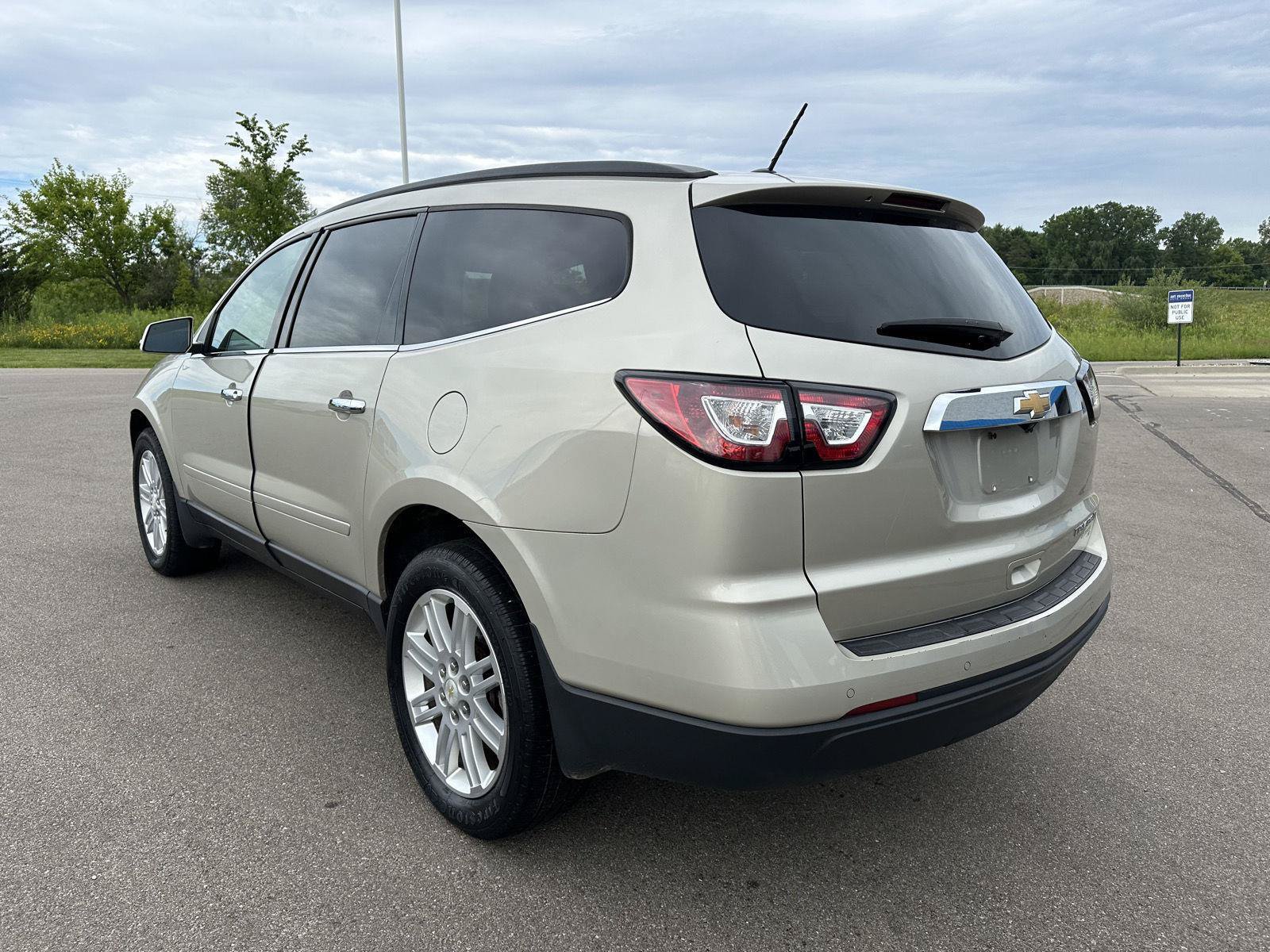 Used 2015 Chevrolet Traverse LT w/ Style and Technology Package FWD image 3