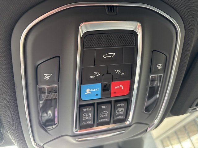 New 2025 Jeep Grand Cherokee Limited w/ Black Appearance Package image 17