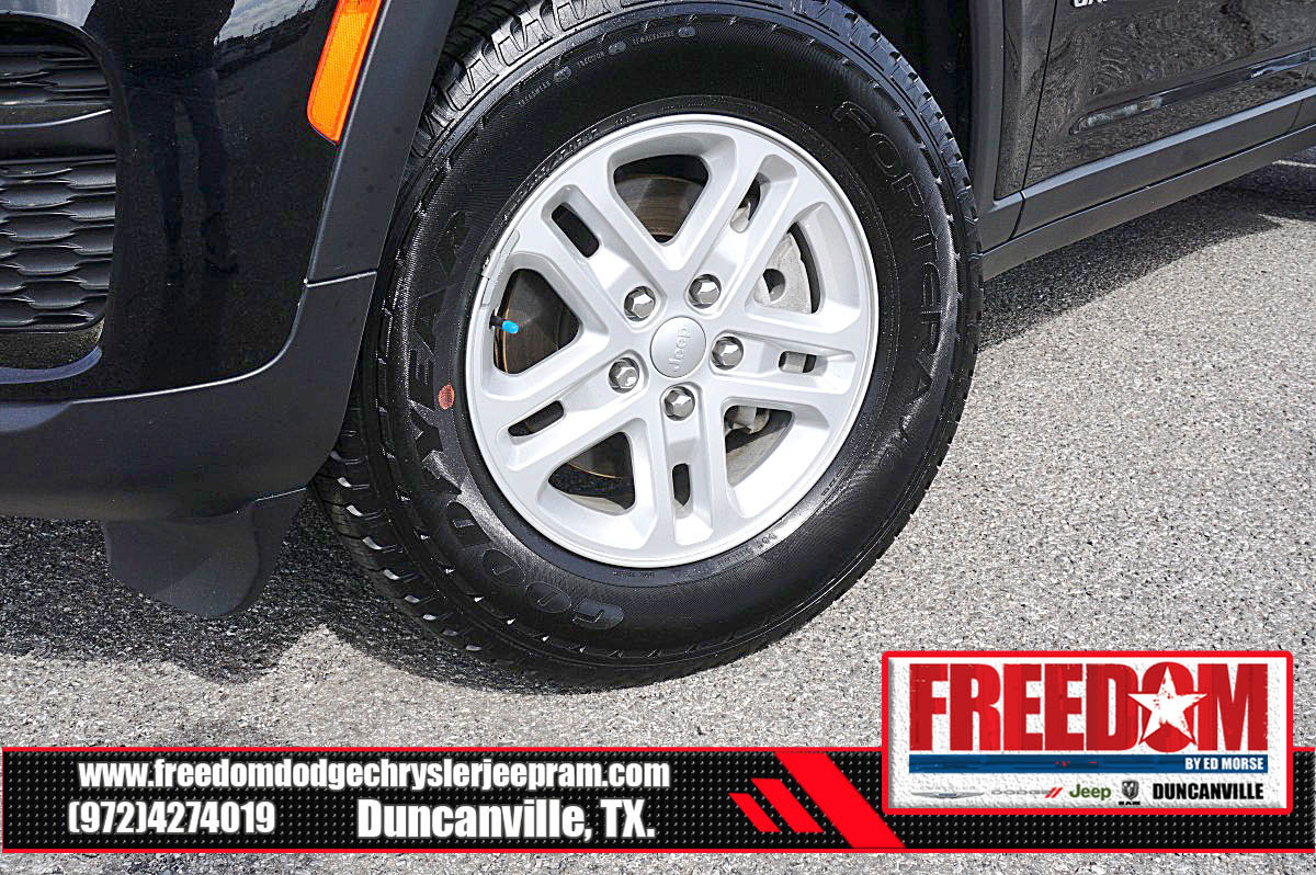 Certified 2025 Jeep Grand Cherokee Laredo image 9