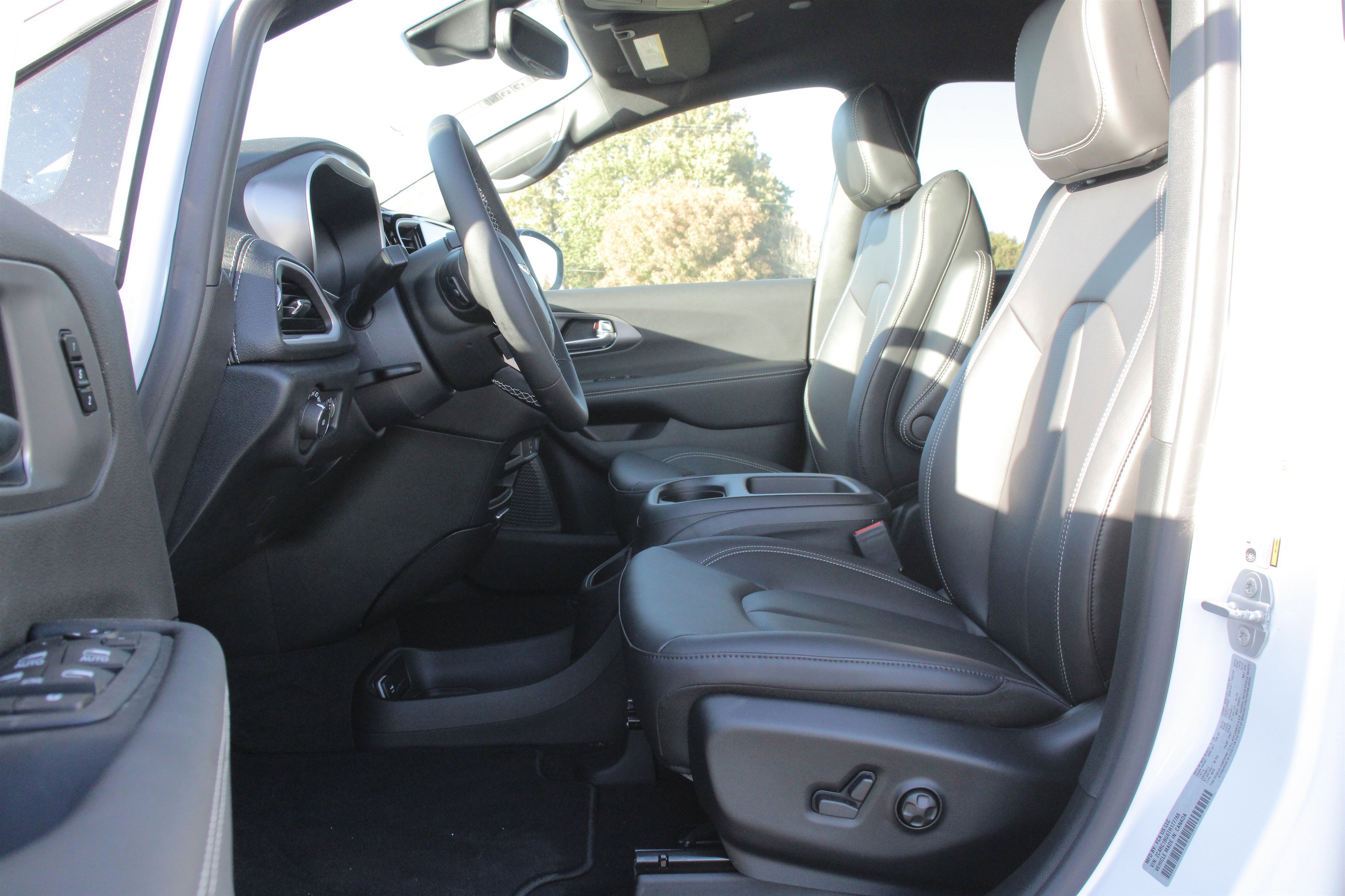 New 2026 Chrysler Pacifica Select image 3