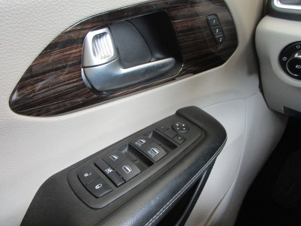 Used 2023 Chrysler Pacifica Limited image 35