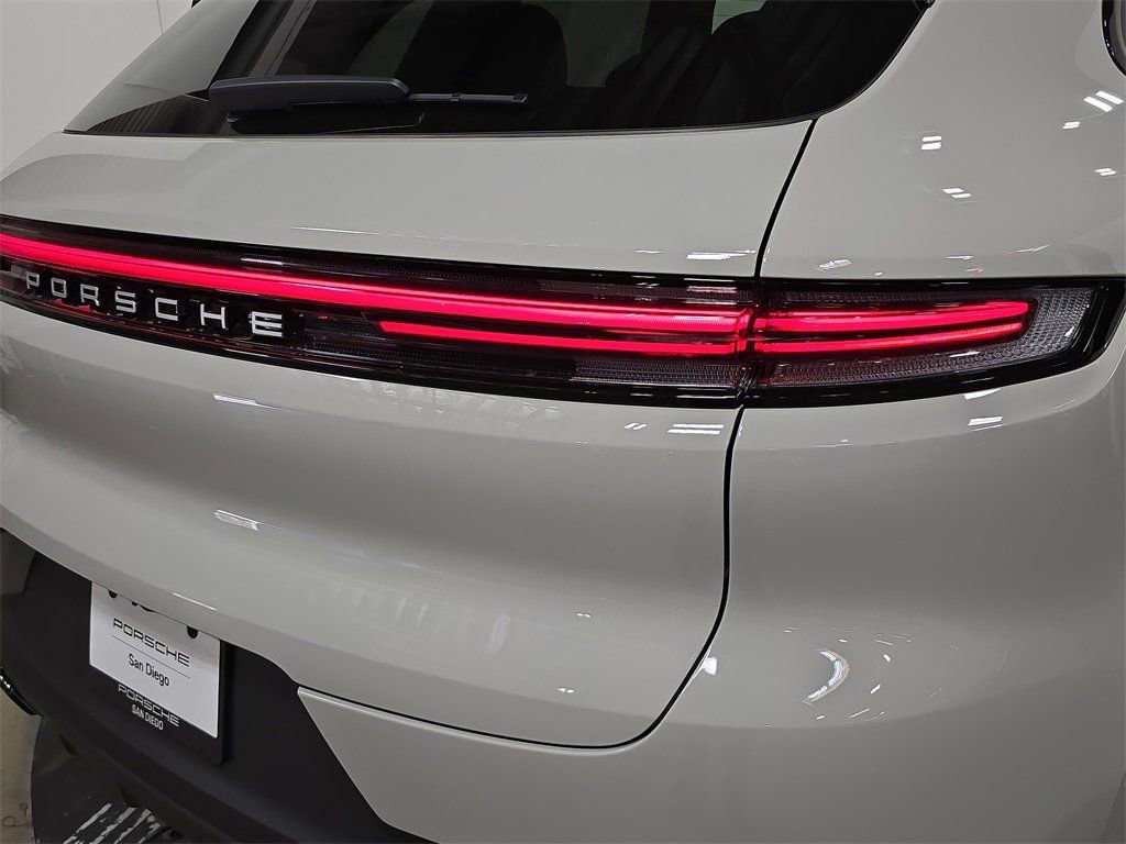 Certified 2025 Porsche Cayenne AWD/4WD image 29