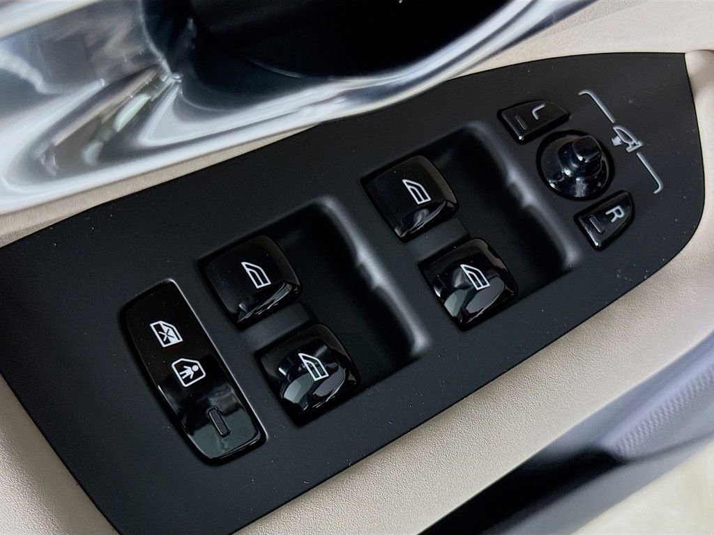 New 2026 Volvo XC90 B6 Plus w/ Protection Package Premier image 17