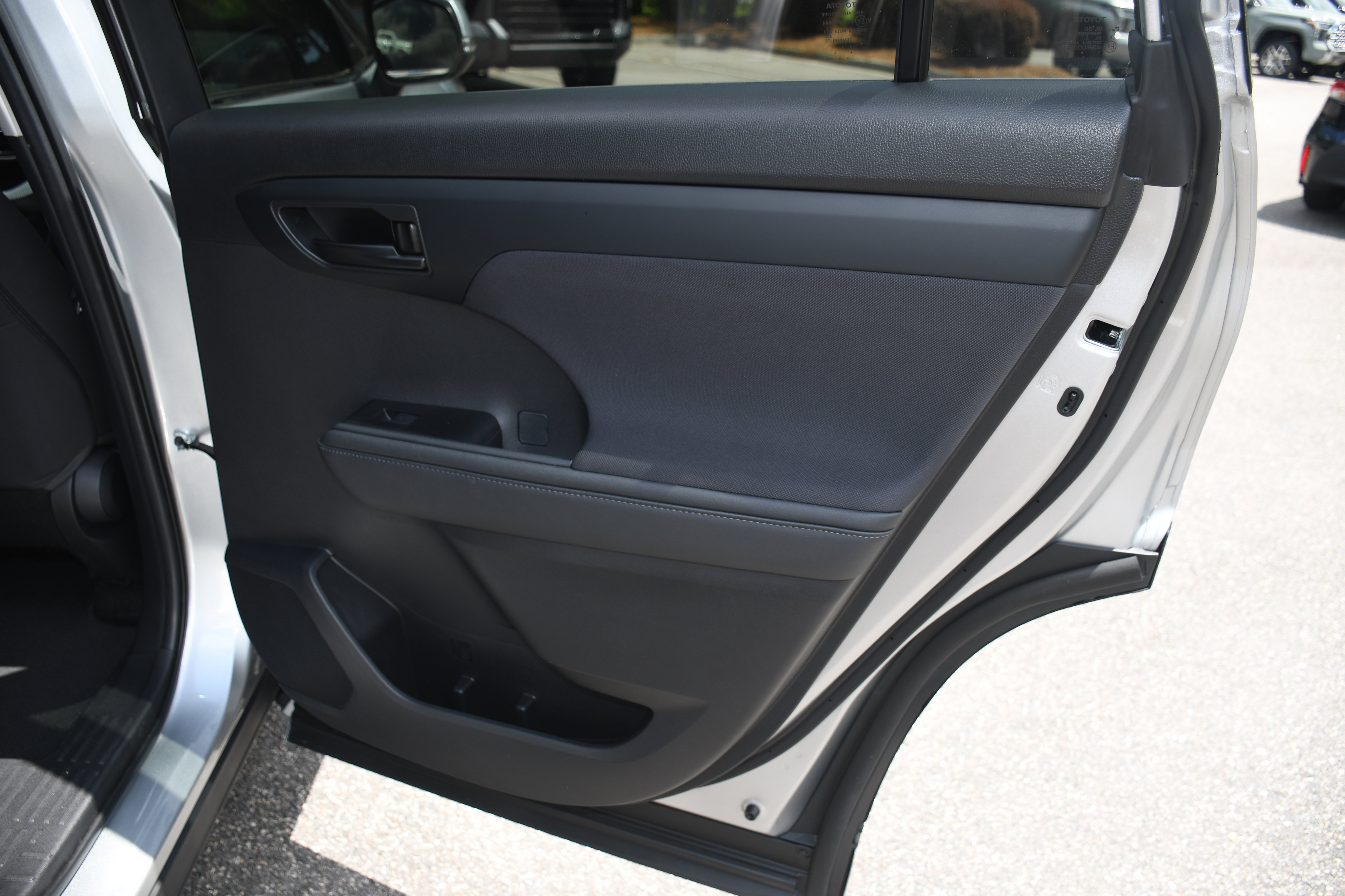 Used 2023 Toyota Highlander LE FWD image 18