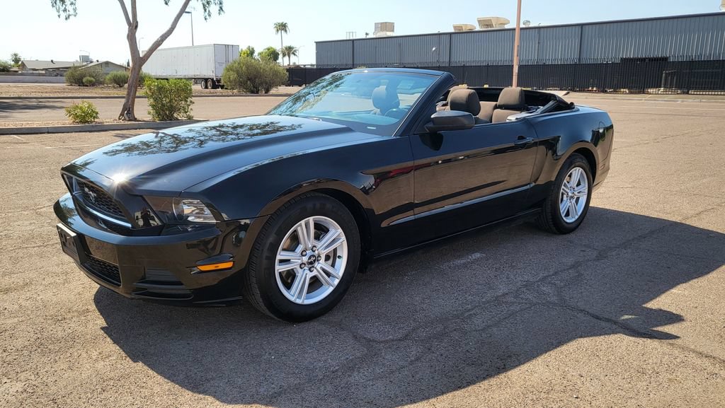 Used 2014 Ford Mustang Convertible RWD image 31