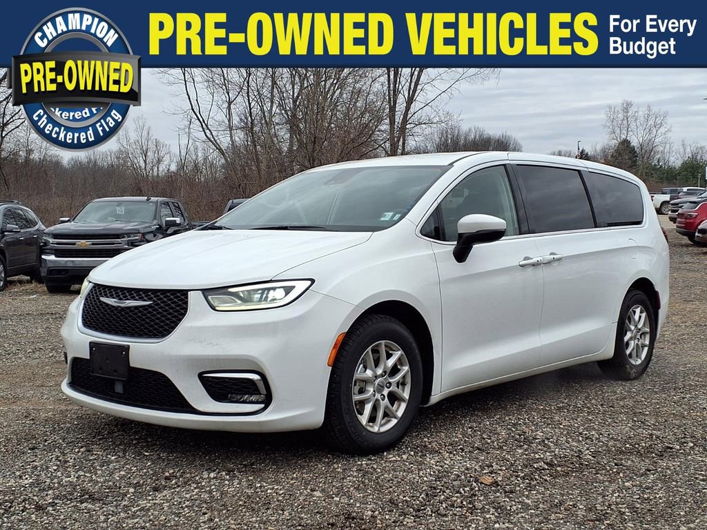 Used 2023 Chrysler Pacifica Touring-L image 1