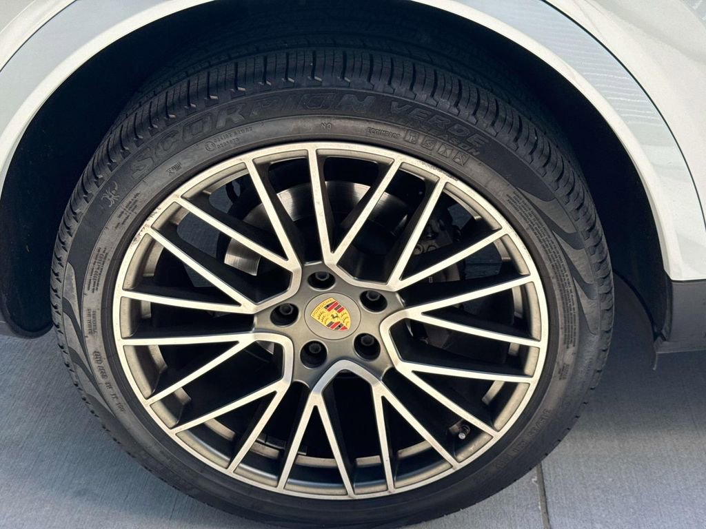 Certified 2022 Porsche Cayenne Platinum Edition image 8