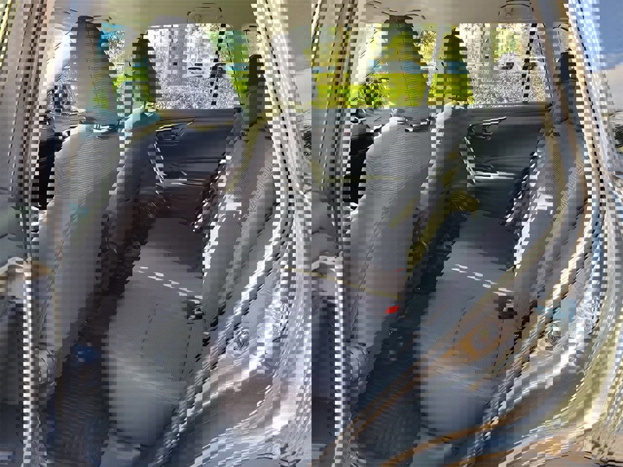 Used 2021 Toyota RAV4 LE image 10