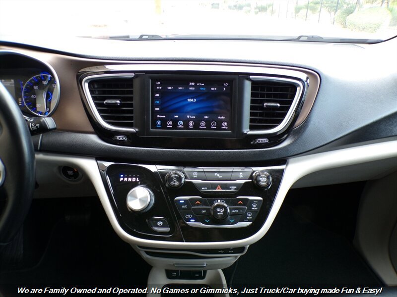Used 2018 Chrysler Pacifica Touring-L FWD image 43