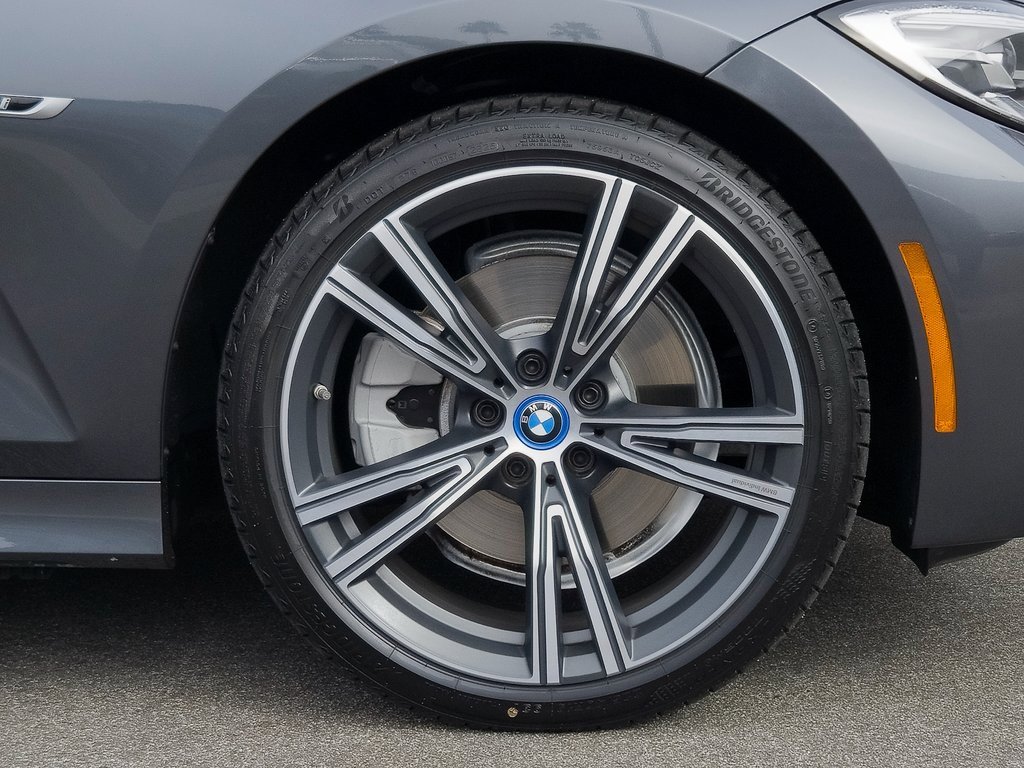 Used 2022 BMW 330e w/ Driving Assistance Package image 9