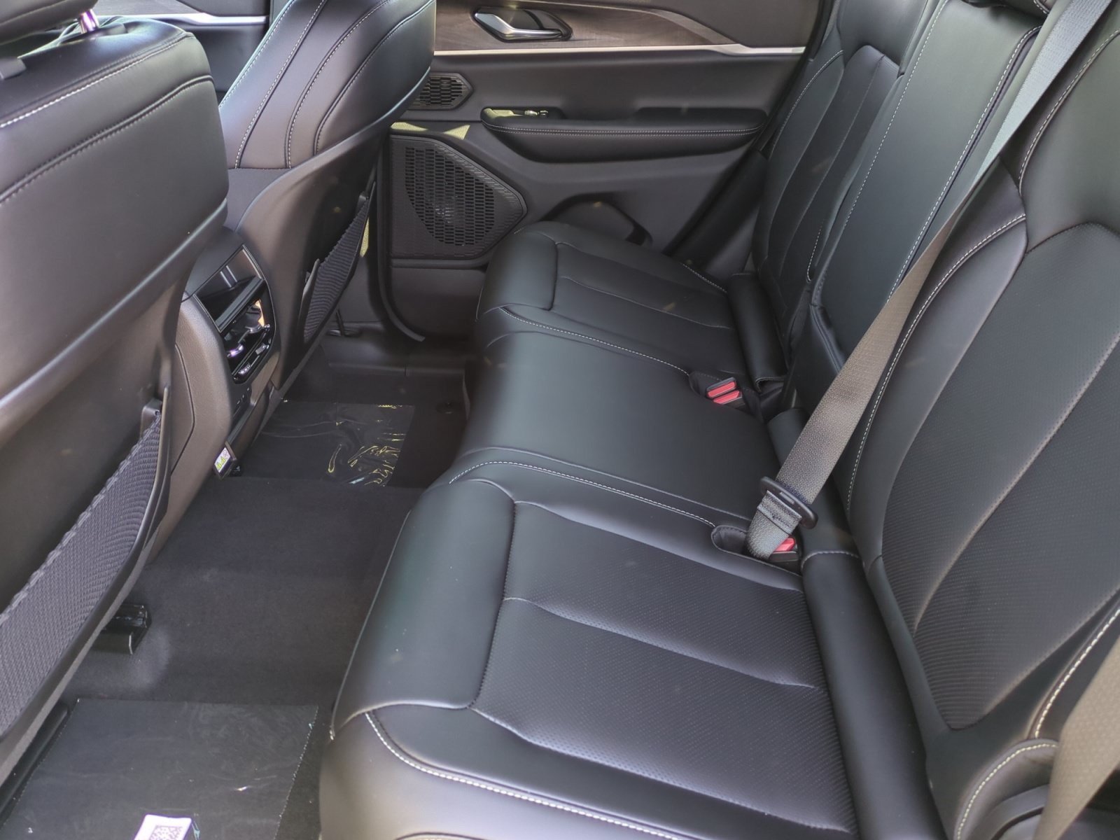 New 2026 Jeep Grand Cherokee Limited w/ Luxury Tech Group II RWD image 17